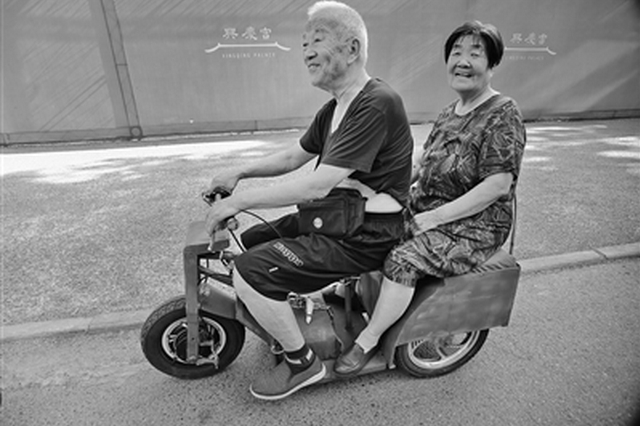 老人自制电动车载老伴出行引热议 当心幸福背后的安全隐患 - Vimarsana News