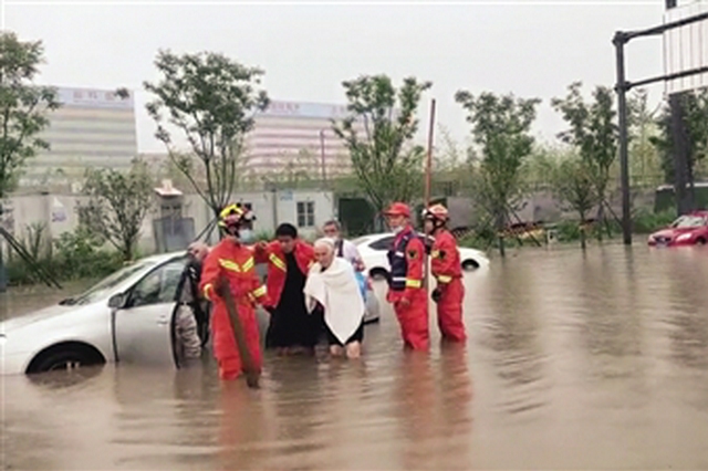 昨日突降暴雨 西安一名八旬老人被困 - Vimarsana News