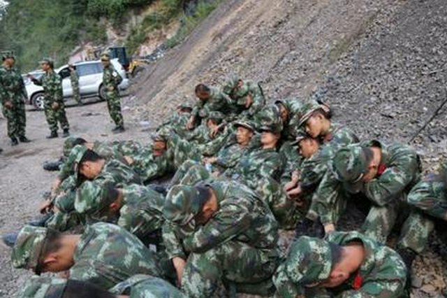 洛南县突发暴雨 陕西武警官兵连夜搜救村民 - Vimarsana News