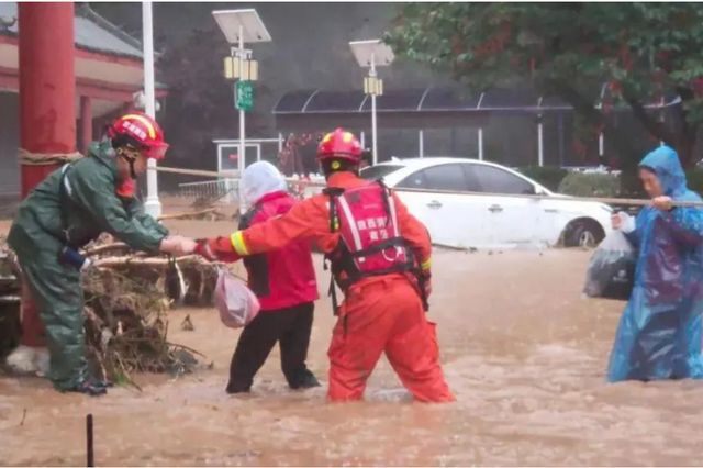 商洛市洛南县的突发暴雨 武警官兵用身躯当"渡船"_新浪陕西_新浪网 - Vimarsana News