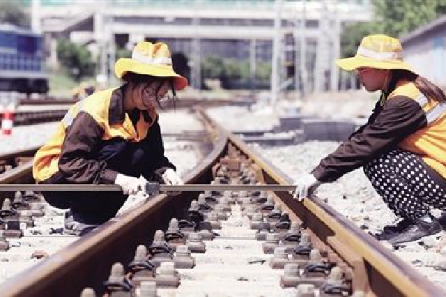 铁道工作人员高温下进行线路手工检查