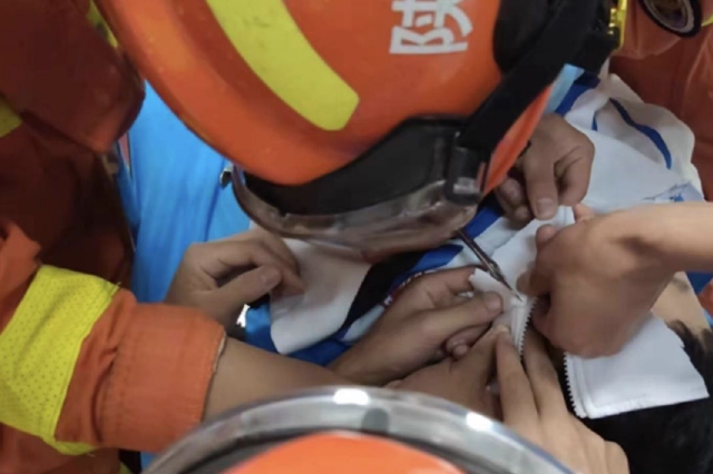 宝鸡9岁男孩眼皮被夹住 消防员上演精准“外科式”救援