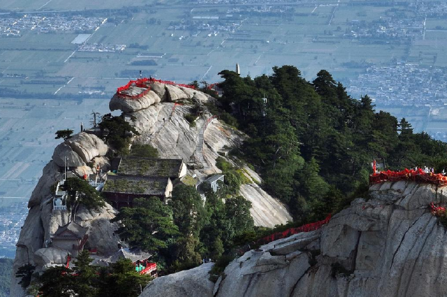丽日华山 游人满盈