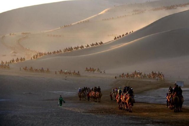 人气旺、消费热、业态新：超级“黄金周”映射中国经济活力