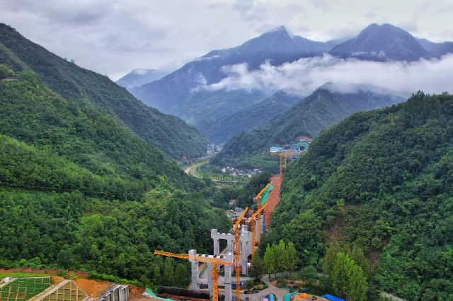 秦岭山间，西康高铁加速建设