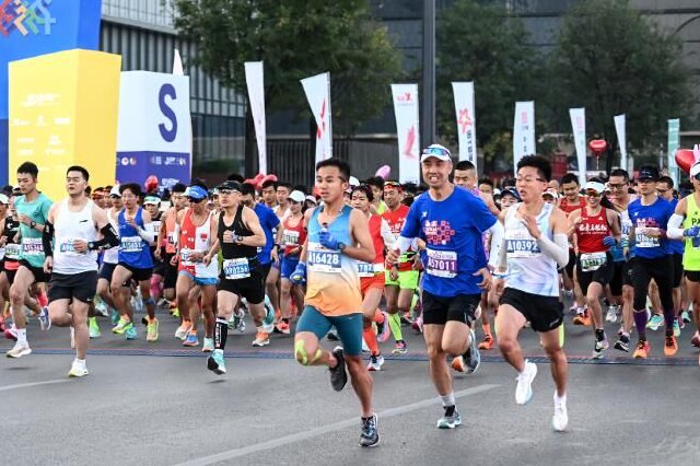 马拉松结束后 他们仍步履不停