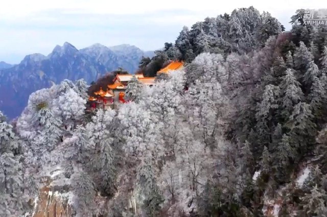 西岳华山迎来今冬初雪