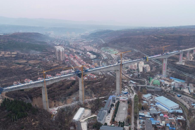 西延高铁王家河特大桥主桥合龙