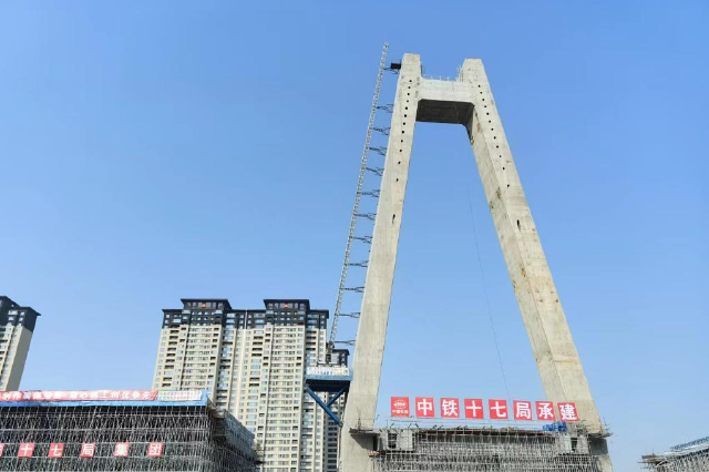 陕西咸阳：重达数万吨高架桥完成首次转体
