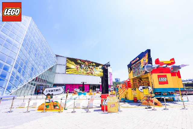 “乐高悟空小侠号”创意大篷车亮相西安曲江大悦城外广场，为当地消费者带来多维度的玩乐体验