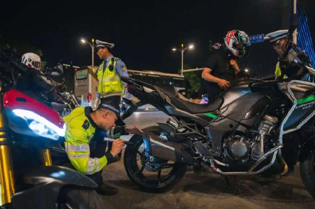 打響“凈夜行動” 西安嚴整摩托車飆車炸街亂象