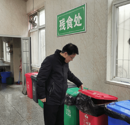 党委副书记孟跃进检查餐厅饮食卫生及安全