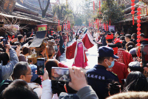 西安千古情景区游人如织