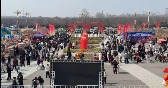 乾县非遗国潮年货节现场人流如织，热闹非凡