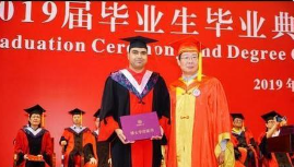 李哲凯(左)获得博士学位