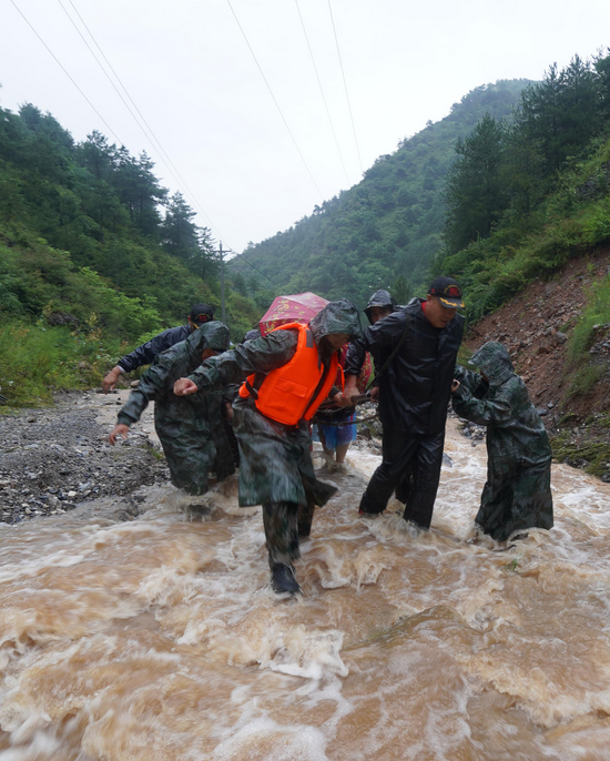 抢险救灾特别报道—曙光救援队成功救助一危重病人