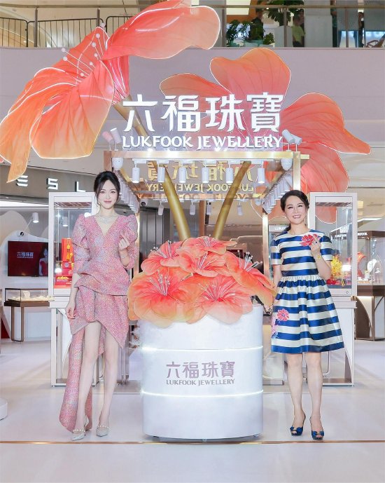 六福集团执行董事兼营运总裁王巧阳女士与全球代言人唐嫣共同启动“全糖花朵”