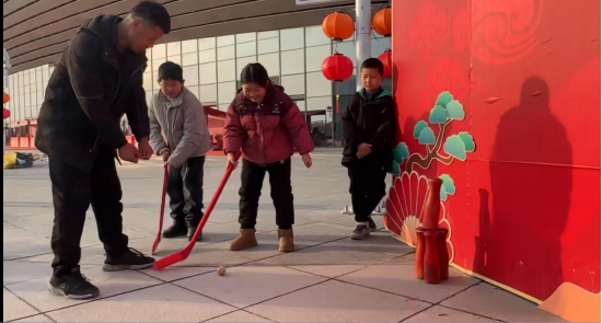 市民体验传统游戏项目，感受传统年俗的乐趣