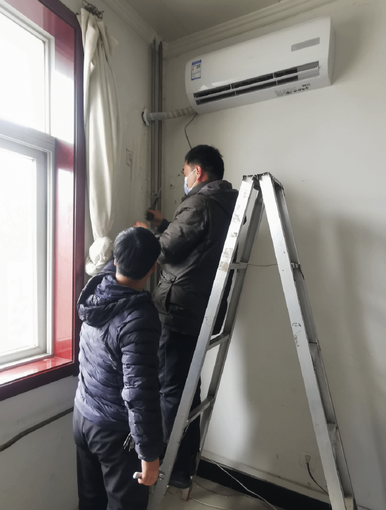 统一更换老旧空调、检查维护线路安全