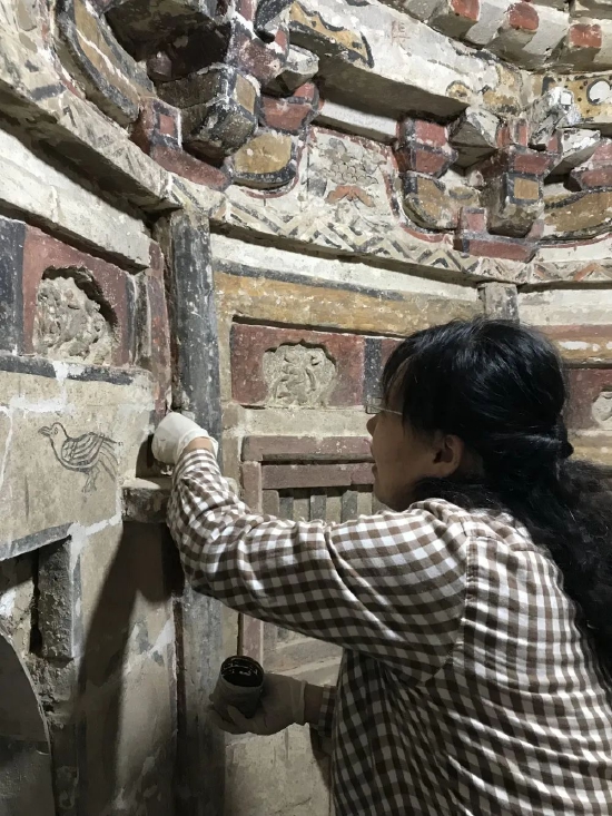 这是文保工作者在对墓葬进行保护修复。陕西省文物保护研究院供图