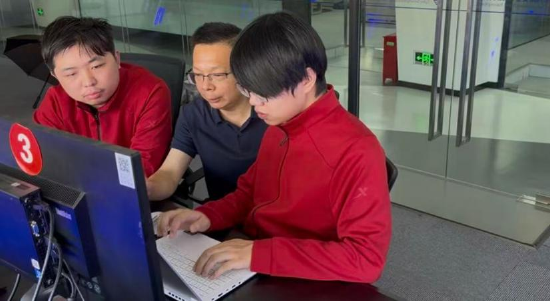 鲁先志技能大赛工作室领衔人集训期间作为教练组组长对2位选手指导训练