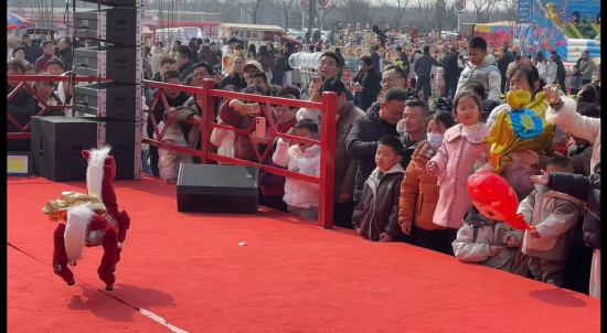 活动现场科技加持，宇树机器狗的表演，吸引众多市民围观