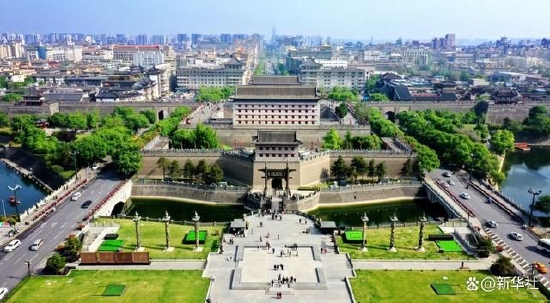 西安城墙永宁门(2023年4月25日摄,无人机照片)。新华社记者 刘潇 摄
