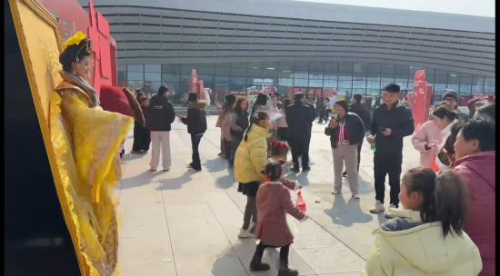 “画中人小姐姐”与市民互动，带来沉浸式盛唐体验