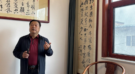 王渊平向记者介绍王维的《九月九日忆山东兄弟》这首诗的写作背景。