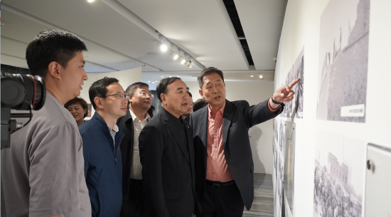 10f 文苑隆重开幕, 西安skp董事长兼总经理徐勇以及本次展览策划团队