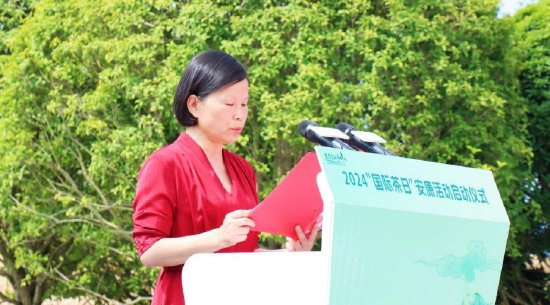 　　浙江大学CARD中国农业品牌研究中心主任、中国国际茶文化研究会茶业品牌建设专业委员会主任、浙江永续农业品牌研究院院长胡晓云