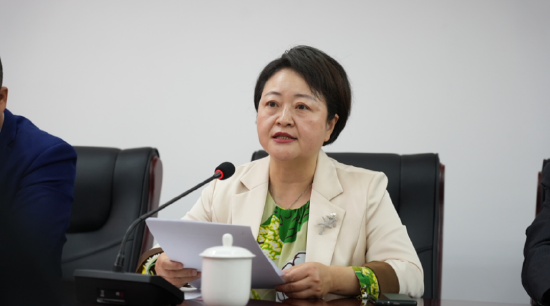 新疆陕西商会执行会长兼秘书长梁婧主持座谈会并讲话