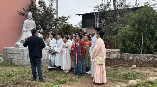 长安区第六小学的学生来王维诗歌艺术馆上唐诗线下教学实践课