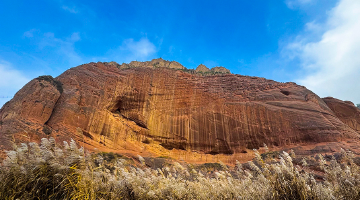 冬日波浪谷 蘆葦燦燦映丹紅