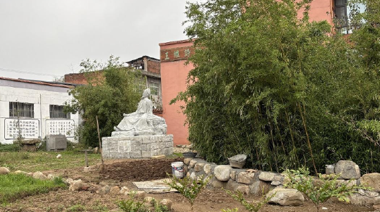 　　采访时，王维诗歌艺术馆旁边的小广场正在修葺中，铺设道路和台阶的大小石头都是王渊平捡来的。