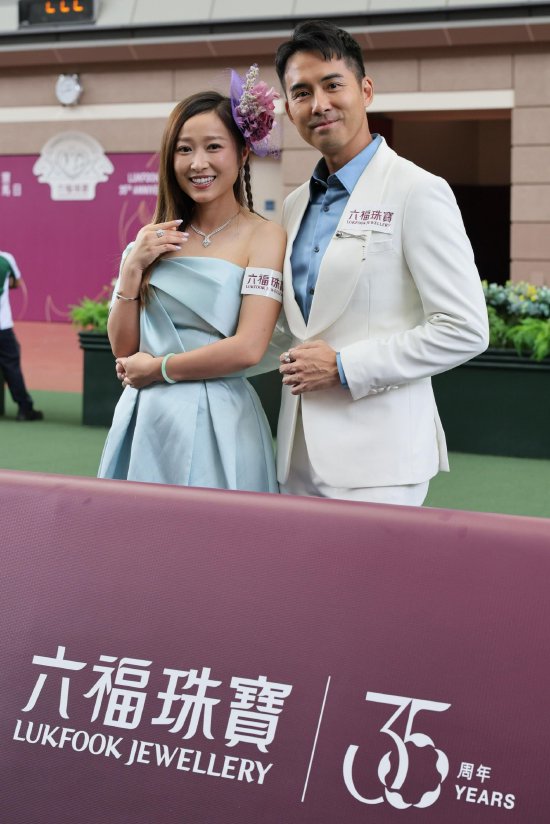 著名演員黃美棋小姐及丈夫鍾健威先生