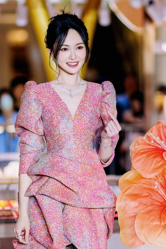 唐嫣佩戴婚嫁系列钻饰点缀璀璨穿搭