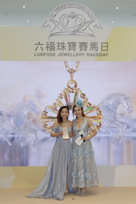 图:演员黄美棋在‘竞猜心水头马游戏’中猜对了六福珠宝杯冠军头马,获得六福珠宝爱很美系列珍珠钻石吊坠连项链。