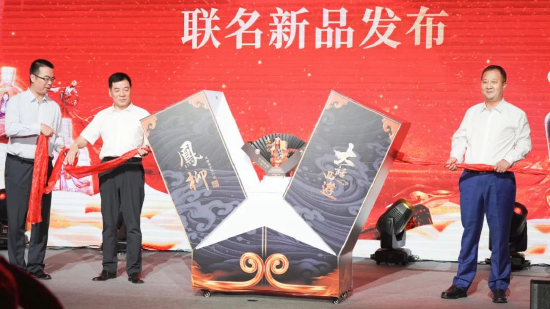 双方领导共同启动新品发布装置