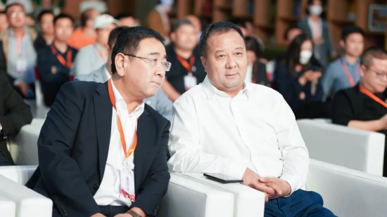 陕西柳林酒业集团董事长付小铜（右）