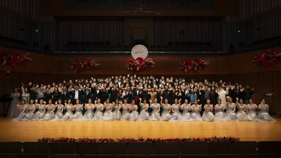学校领导和合唱团师生合影留念