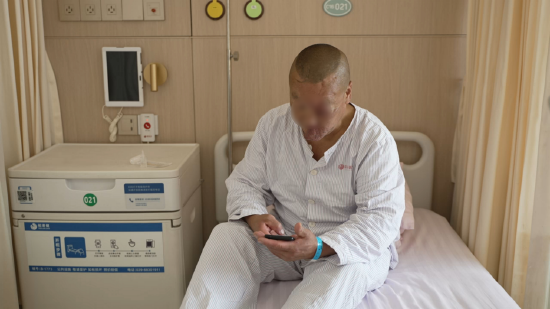 陈叔叔在病房休息