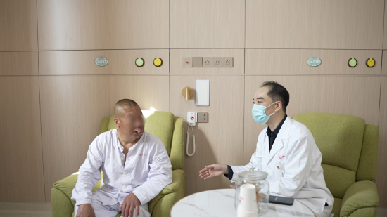 整形美容外科主任孙峰为陈叔叔（化名）面诊