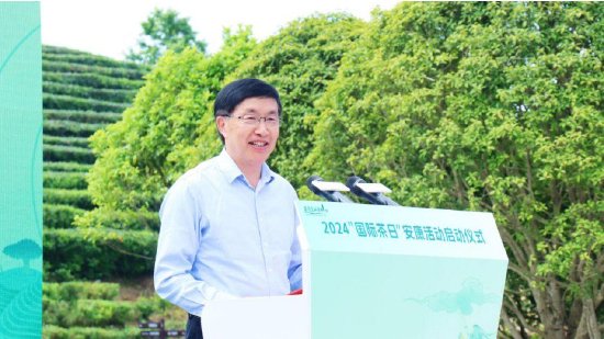 中国农业科学院茶叶研究所原副所长、资深首席科学家、二级研究员 鲁成银