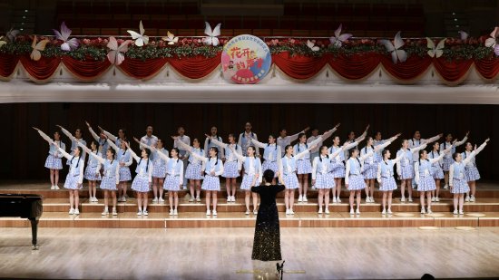 《三月三上茶山》安康市初级中学小白鹭合唱团