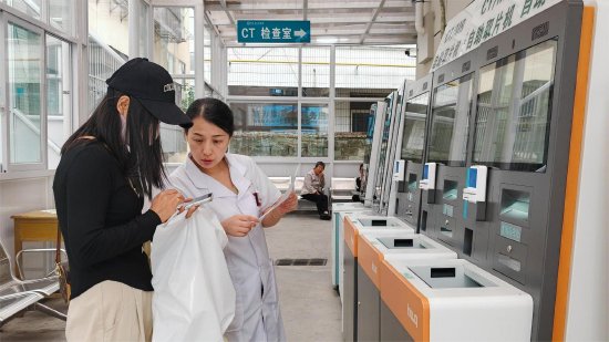 醫(yī)護人員指導(dǎo)患者家屬使用云膠片查詢功能