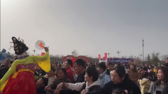 现象级文旅IP“不倒翁小姐姐”与市民互动，带来沉浸式盛唐体验