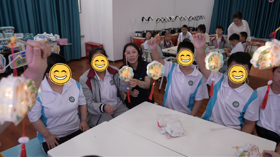（共同制作手工灯笼）