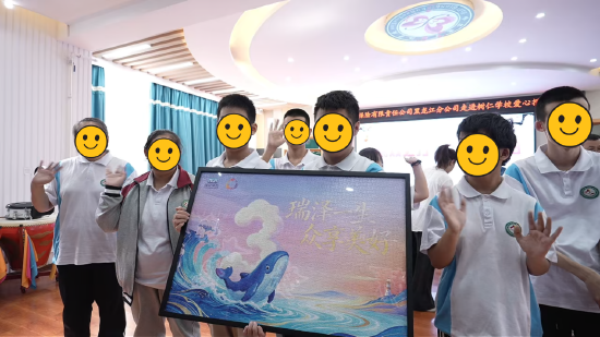 （共同完成瑞众保险三周年拼图）