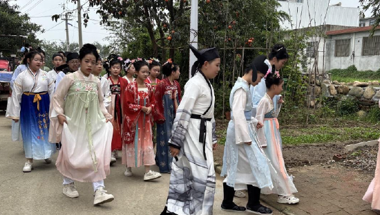 长安区第六小学的学生来王维诗歌艺术馆上唐诗线下教学实践课